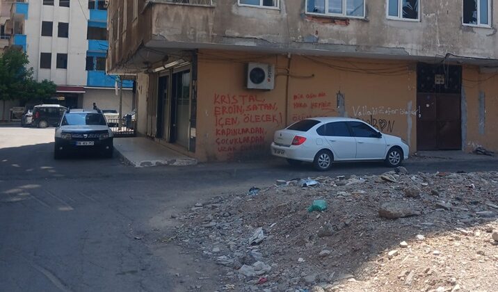 5 Nisan Mahallesi’nde uyuşturucu satanlara uyarı yazısı!