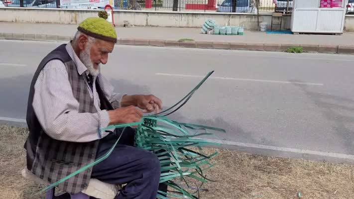 Hamdi Usta plastik atıkları sepete dönüştürüyor