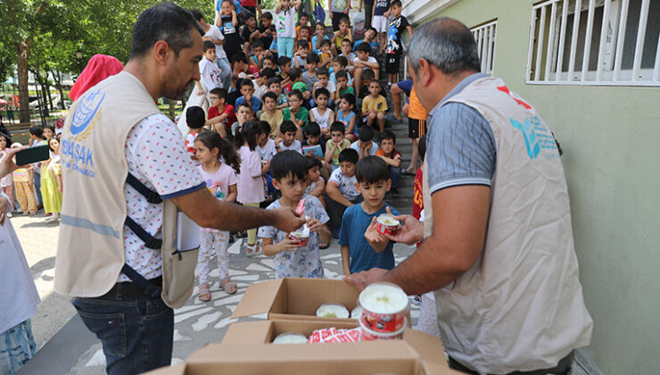 Diyarbakır’da yaz Kur’an kurslarına katılan çocuklara dondurma ikramı
