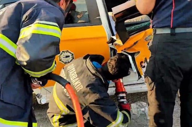Diyarbakır’da iki otomobil çarpıştı: 2 yaralı