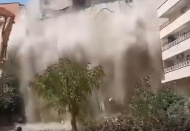 Diyarbakır’da yıkım çalışmaları sırasında bina  çöktü