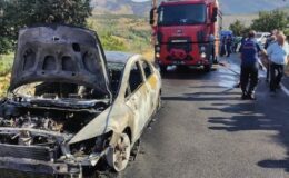 Kahramanmaraş’ta otomobil yangını: Araç hurdaya döndü