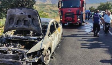 Kahramanmaraş’ta otomobil yangını: Araç hurdaya döndü