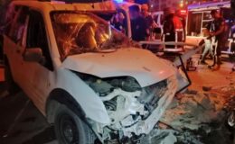 Van’da sıkışmalı trafik kazası: 2 yaralı