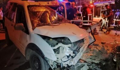 Van’da sıkışmalı trafik kazası: 2 yaralı
