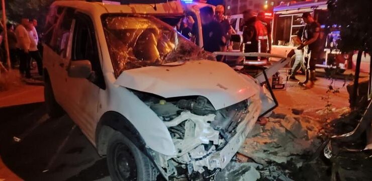 Van’da sıkışmalı trafik kazası: 2 yaralı