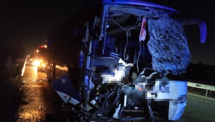 Otobüs kamyona çarptı: 1 ölü, 14 yaralı