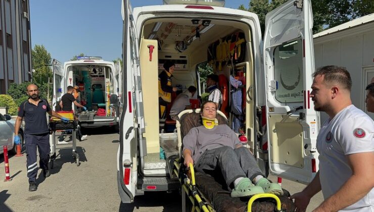 Adıyaman’da 2 servis minibüsü çarpıştı: 13 yaralı