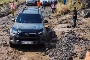 Ağrı Dağı’nda sel: Turistler mahsur kaldı
