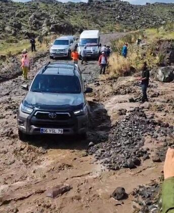 Ağrı Dağı’nda sel: Turistler mahsur kaldı