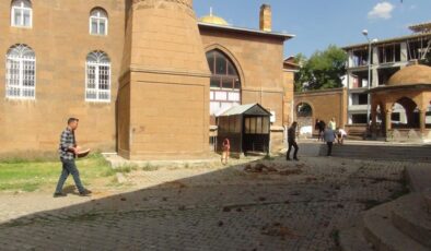 Ahlat’ta cami minaresine yıldırım düştü, müezzin yaralandı