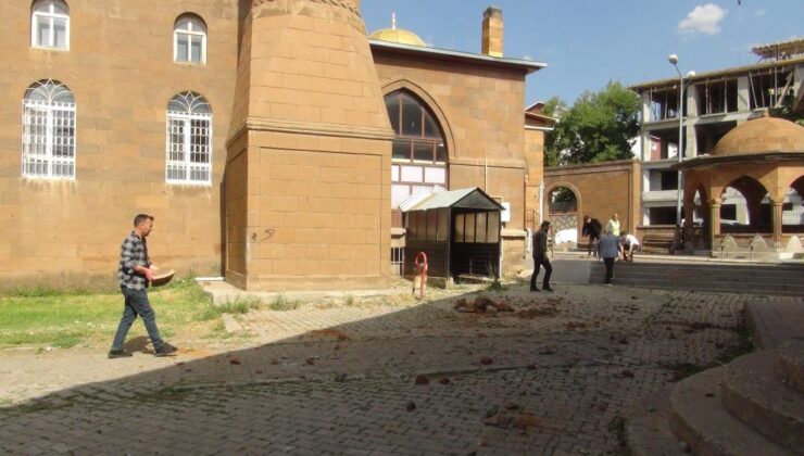 Ahlat’ta cami minaresine yıldırım düştü, müezzin yaralandı