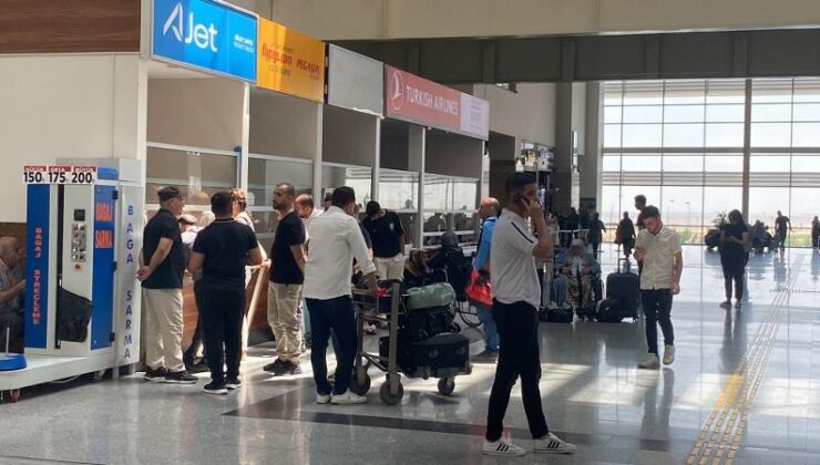 Ajet yolcuları uçakta saatlerce bekletti