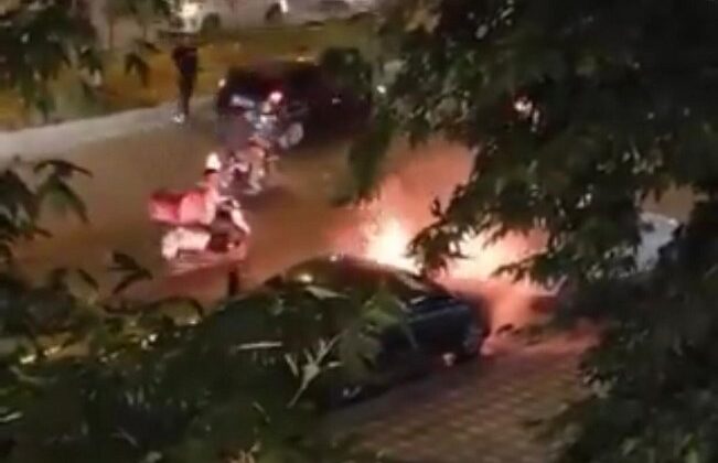 Batman’da park halindeki araç yangını mikserle söndürüldü