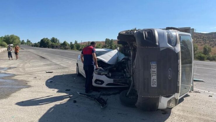 Bingöl’de otomobil ve pikap çarpıştı
