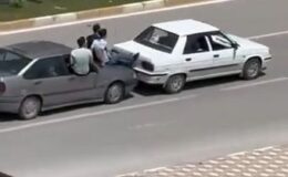 Bozulan aracı, başka bir araçla kaputun üstünden ittiler