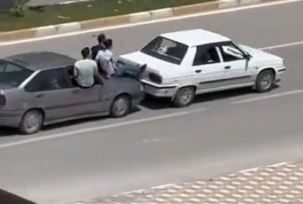 Bozulan aracı, başka bir araçla kaputun üstünden ittiler