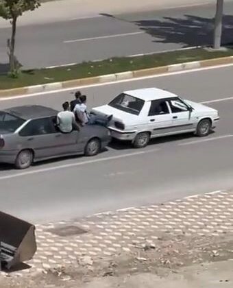 Bozulan aracı, başka bir araçla kaputun üstünden ittiler