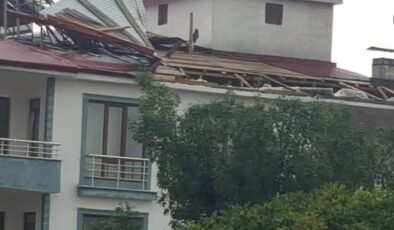 Çatının uçma anı kamerada