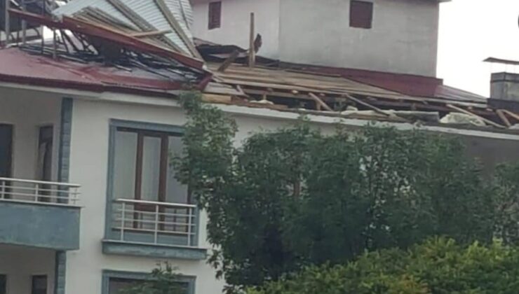 Çatının uçma anı kamerada