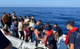 25 düzensiz göçmen kurtarıldı, 2 göçmen kaçakçısı yakalandı