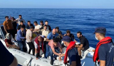 25 düzensiz göçmen kurtarıldı, 2 göçmen kaçakçısı yakalandı