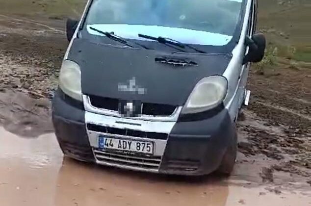 Dağda mahsur kalan baba ve oğlu kurtarıldı