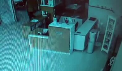 Deprem anı güvenlik kamerasına yansıdı