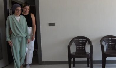 Depremde bacağını kaybeden Beyza, protezle yürümeye başladı
