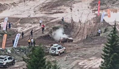 Devrilen araç, off-road yarışlarına veda etti
