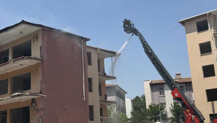 Diyarbakır’da binanın çatısı yandı
