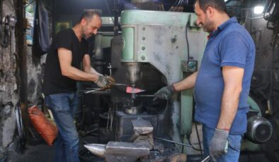 Diyarbakır’da demir ustası mesleğini yaşatıyor