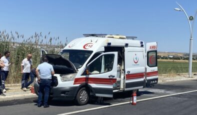 Diyarbakır’da seyir halindeyken yanan ambulans söndürüldü