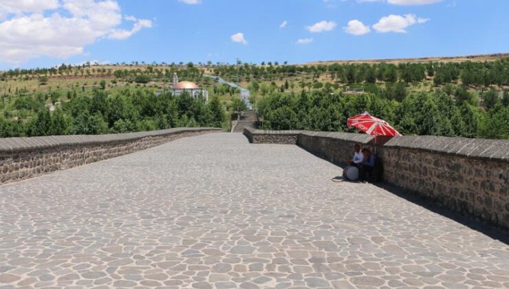 Diyarbakır’da sıcak hava tarihi mekanları boşalttı