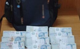 Dolandırdıkları yaşlı adama suç eşyalarının satışını yaptırdılar
