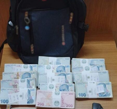 Dolandırdıkları yaşlı adama suç eşyalarının satışını yaptırdılar