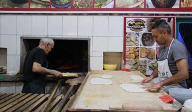 Elazığ’da fırıncılar sıcakta ekmek peşinde