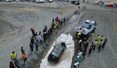 Erzincan’da off-road pilotları çamura saplandı