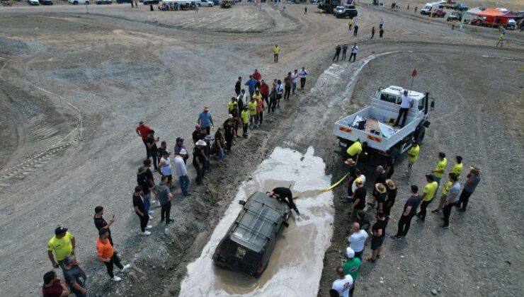 Erzincan’da off-road pilotları çamura saplandı