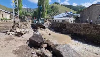 Erzurum’da 3 mahallede etkili olan selde ev, ahır ve tarım arazisi zarar gördü