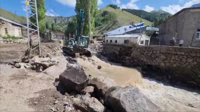 Erzurum’da 3 mahallede etkili olan selde ev, ahır ve tarım arazisi zarar gördü