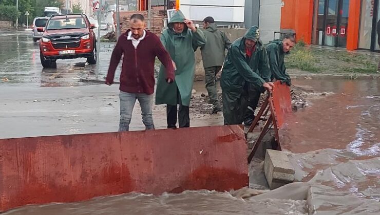 Erzurum’da sağanak yaşamı felç etti