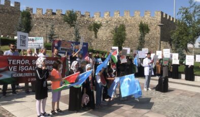 Erzurum’da sağlıkçılar ABD’yi alkışlarla protesto etti