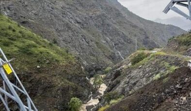 Erzurum’da sel nedeniyle yol çöktü