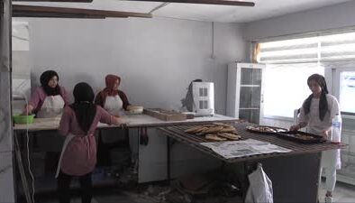 Eşinin ekmek fırınını devralan Gülcan usta, kızları ve yeğeniyle birlikte çalışıyor