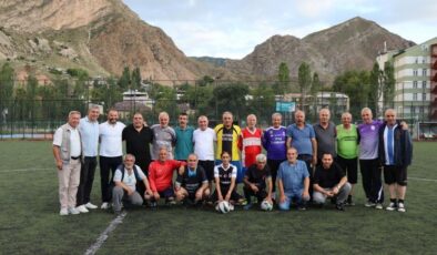 Eski futbolcular sahada buluştu