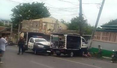 Filipinler’de bir kişi kaçırdığı polis aracıyla yayaların arasına daldı