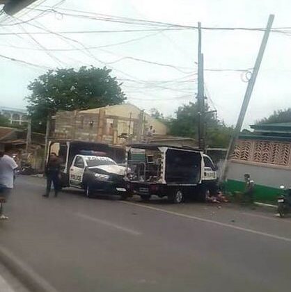 Filipinler’de bir kişi kaçırdığı polis aracıyla yayaların arasına daldı