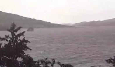 Fırtına feribotun iskeleye yanaşmasını engelledi