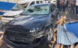 Kars’ta fırtına çatıları uçurdu, araçlar zarar gördü